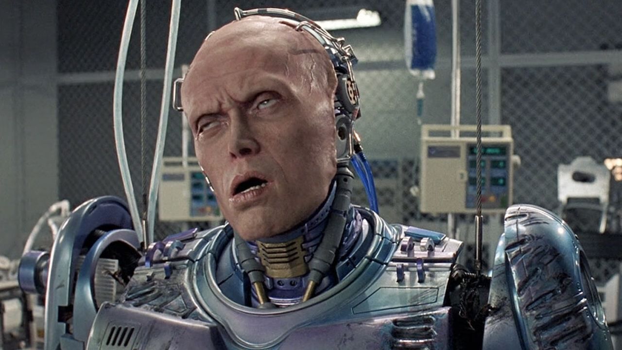 机械战警再度升级,却被毒枭大卸八块,速看科幻电影《铁甲威龙2》