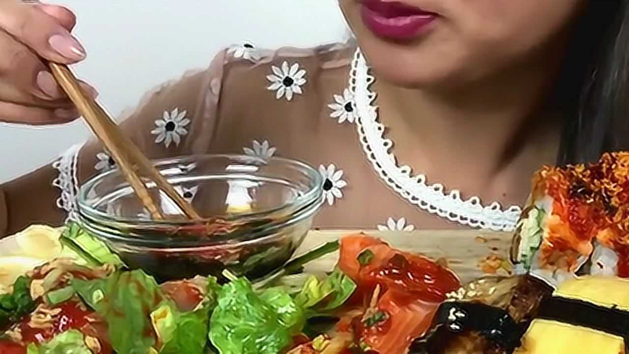 韩国吃播微笑姐吃三文鱼大块三文鱼一口咬下去汁液就满口留香