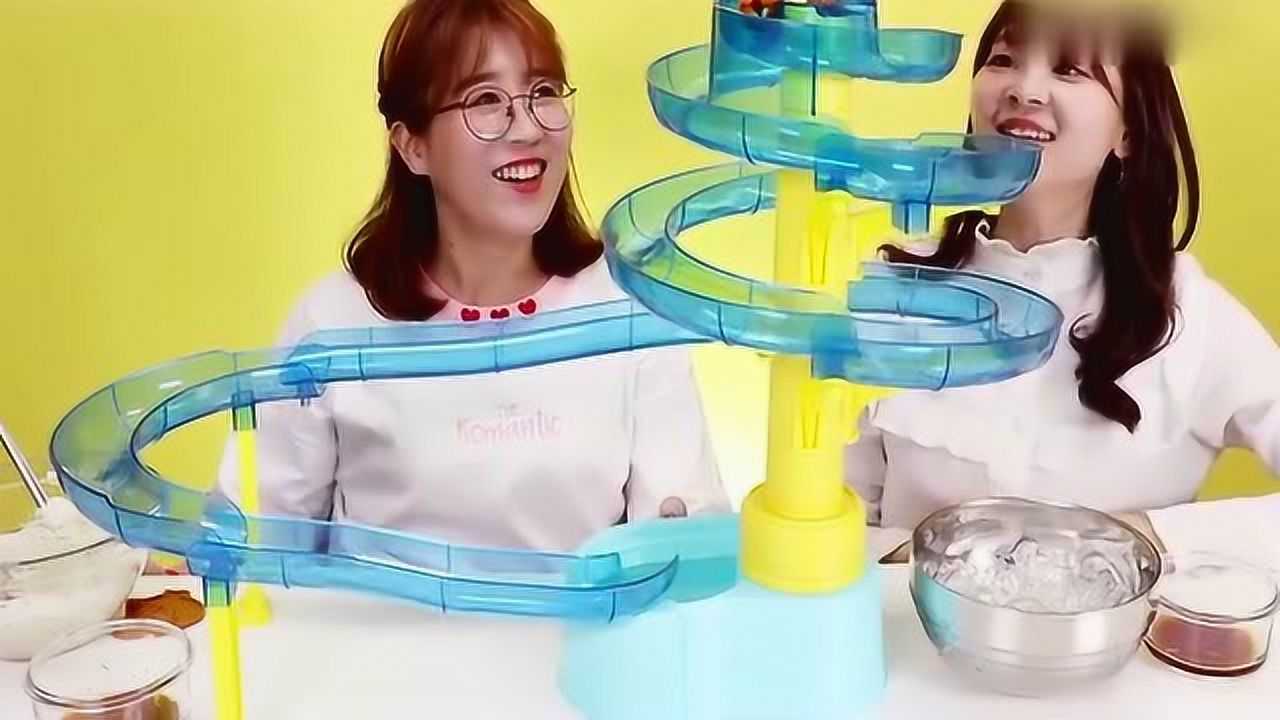 小伶玩具清凉的水上乐园滑滑梯来挑战一下面条的新吃法吧