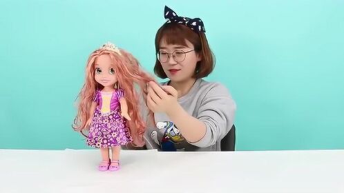 《小伶玩具》之小姐姐给长发公主染发秒变潮流时尚粉色的头发啦