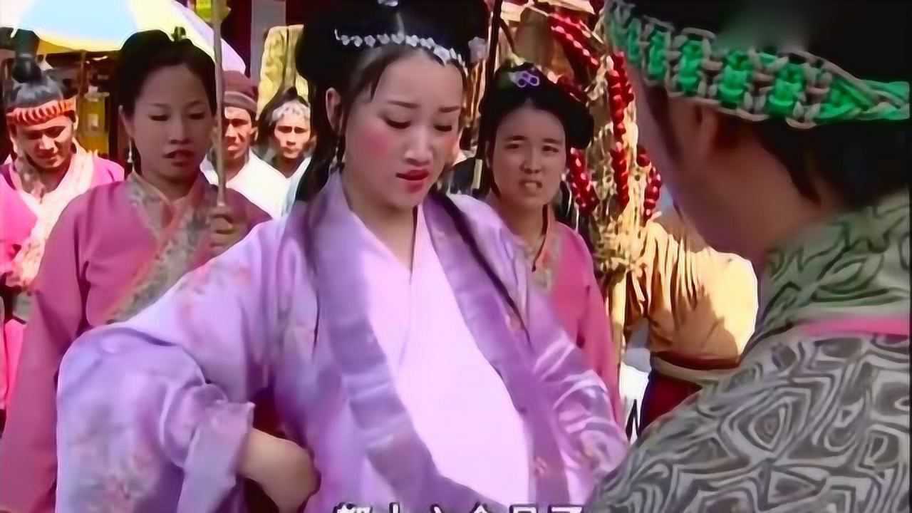 女子怀孕16个月挺着大肚子走在大街上，结果发生意外，孩子竟降生了_高清