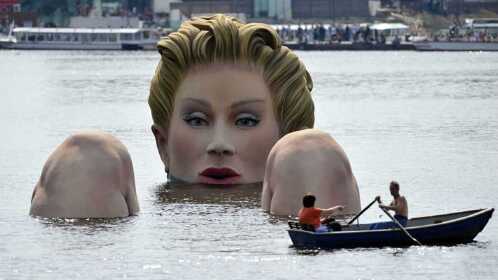 不可思议巨人美女光着身子在湖中数万人观看后火了