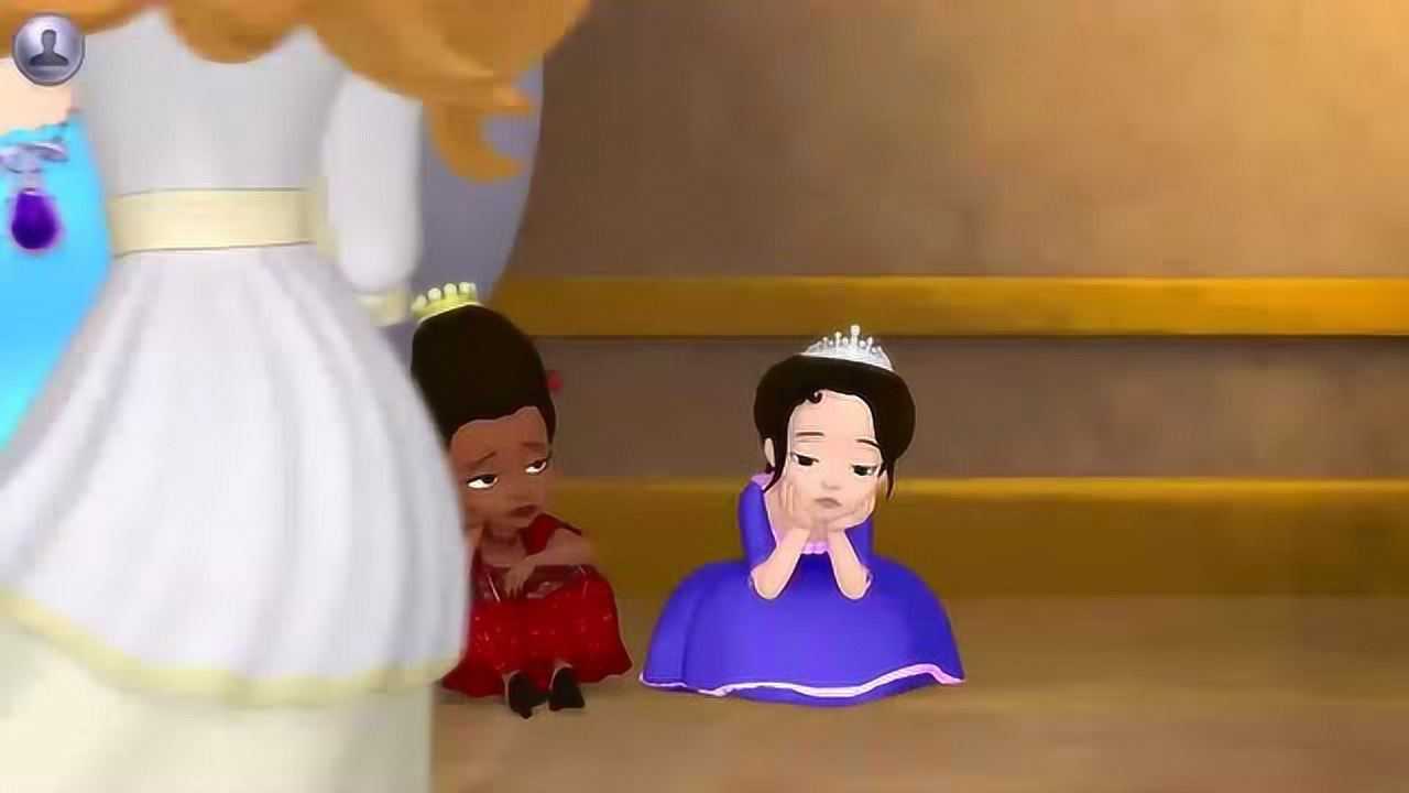 小公主苏菲亚两个小女孩因为不合群所以蹲在地上