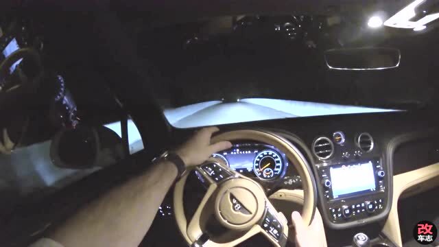 夜间驾驶带夜视系统的宾利添越