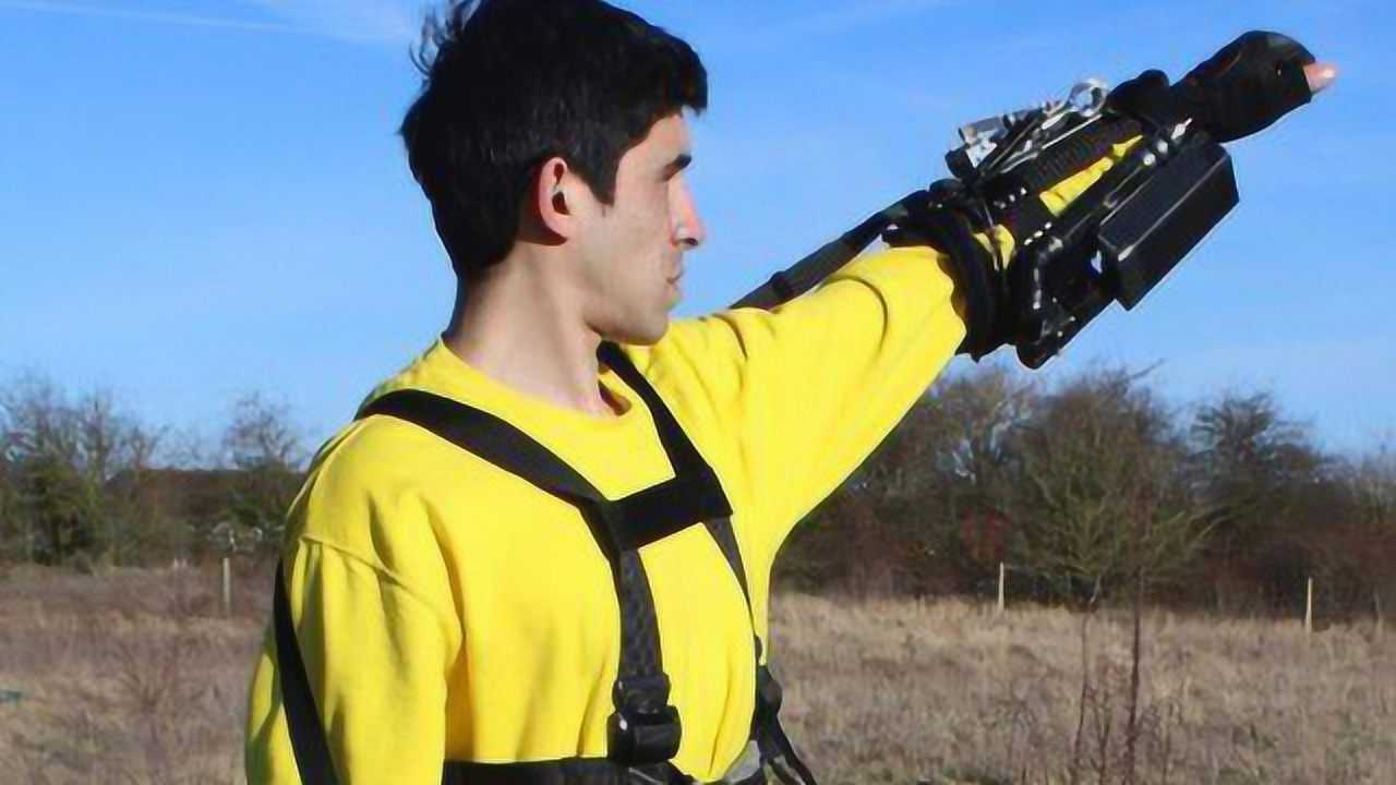 秒变蜘蛛侠!小伙花18个月发明抓钩发射器,穿戴者能在空中移动