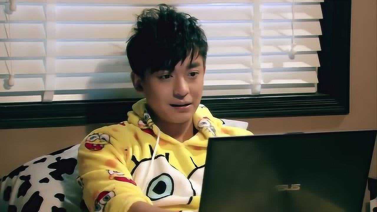 爱情公寓4:张伟情不自禁的给薇薇留了言,不过这笑的样子也太贱了