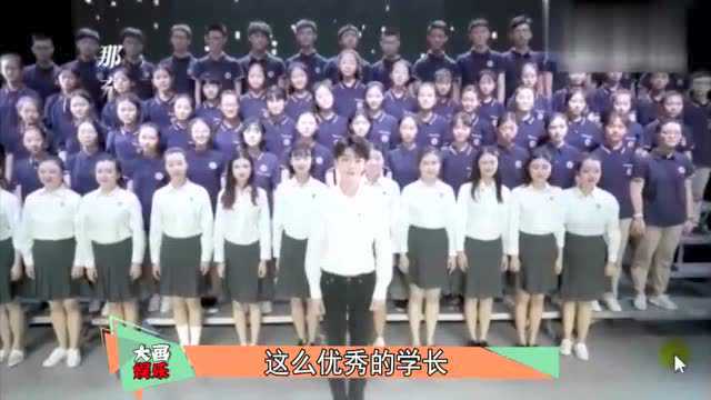 王俊凯回母校重庆八中庆祝建校80周年,老师和同学集体合唱生日歌