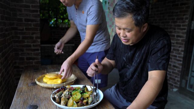 青萝卜炖鲅鱼,好吃没腥味,配上铁锅大饼子,越吃越香