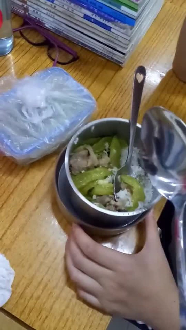 我只吃一勺,我只吃一勺西瓜,我只吃一勺大勺子图片_大山谷图库