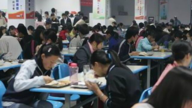 贫困大学新生向父母要3000元生活费,到了清华食堂时,他哭了!