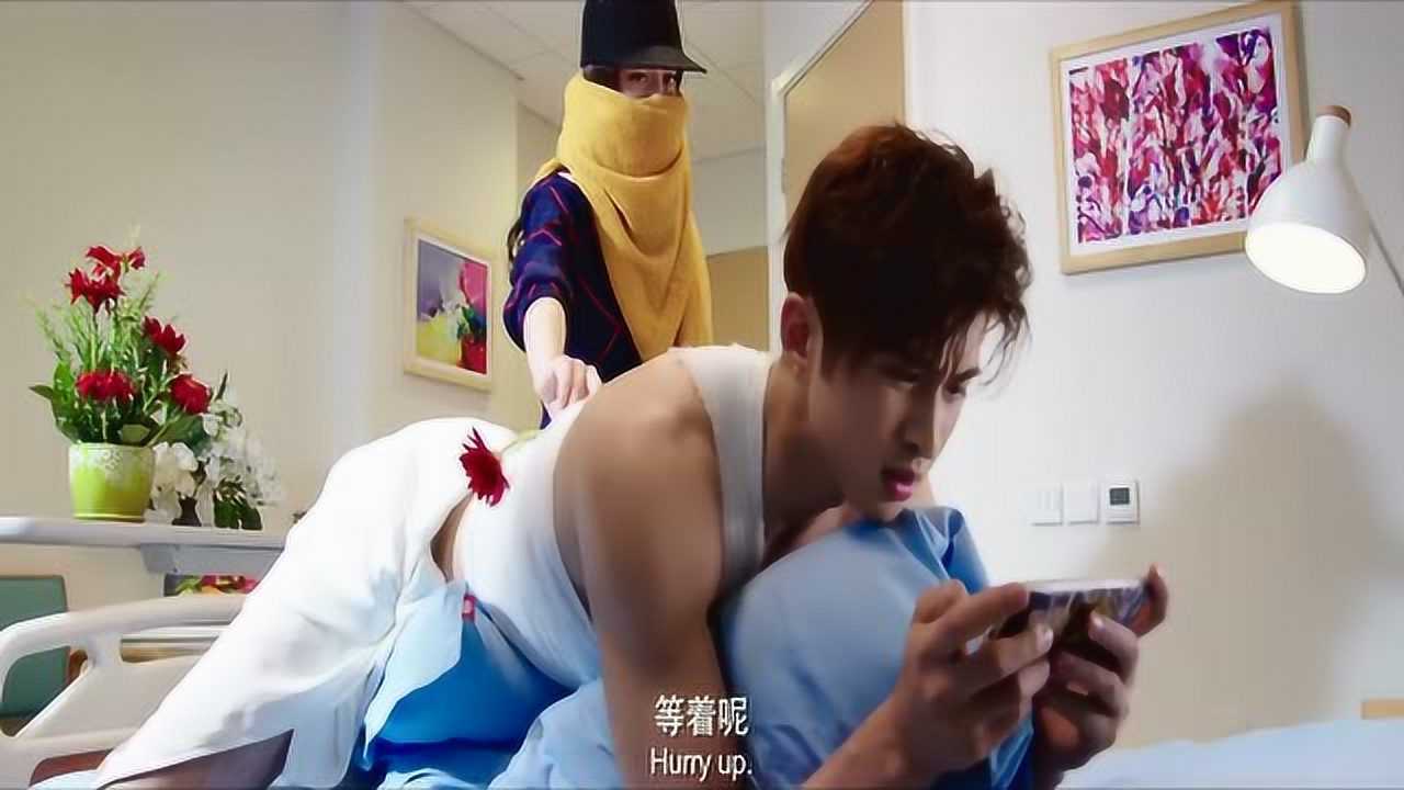 迪丽热巴当众捅男人屁股摘下围巾的一瞬间男人顿时吓懵了