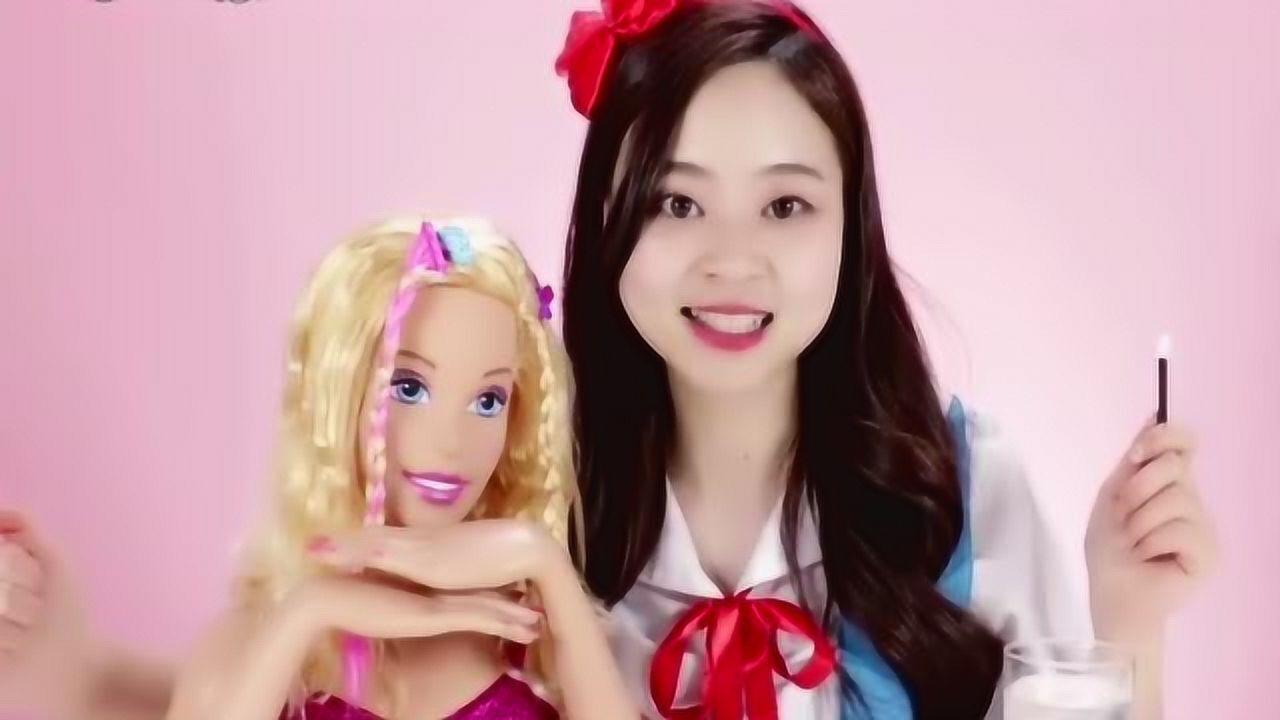 小伶玩具 小伶给芭比娃娃化妆 挑战三分钟涂指甲