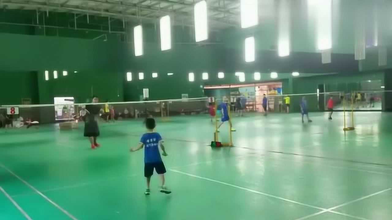 羽毛球：幼儿园小孩打羽毛球霸气十足，接受对方的各种杀招！_高清