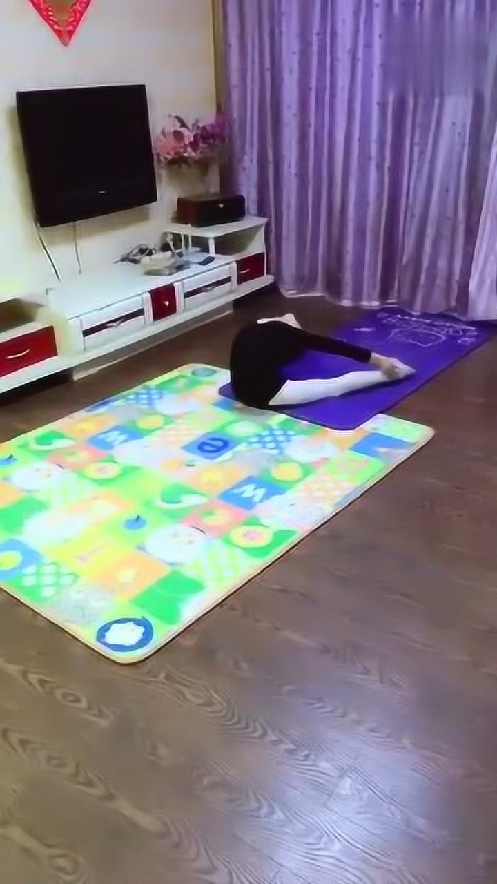 小萝莉在家练习，白丝配小肉腿，太可爱了！_高清