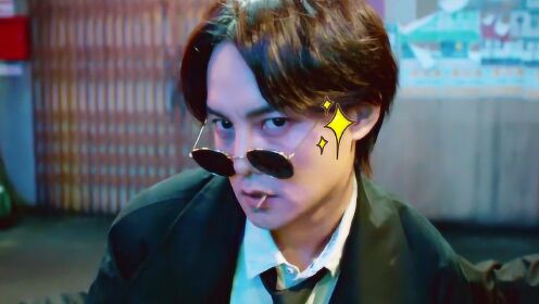 尹正墨镜风衣帅气跳霹雳舞