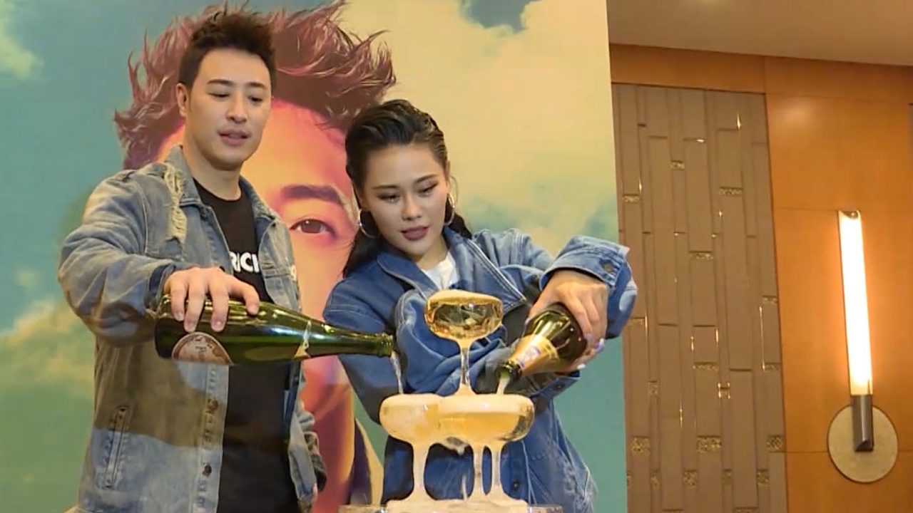 潘玮柏世界巡演上海站万人开唱 与袁娅维合体首唱新单《moonlight》