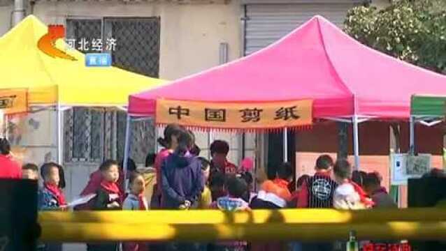 校园操场变“市场”,小学生竟向记者借钱买东西,如此买卖要不得!