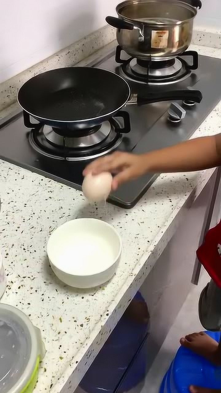 第一次学煎鸡蛋，小朋友的做法也太逗了_高清