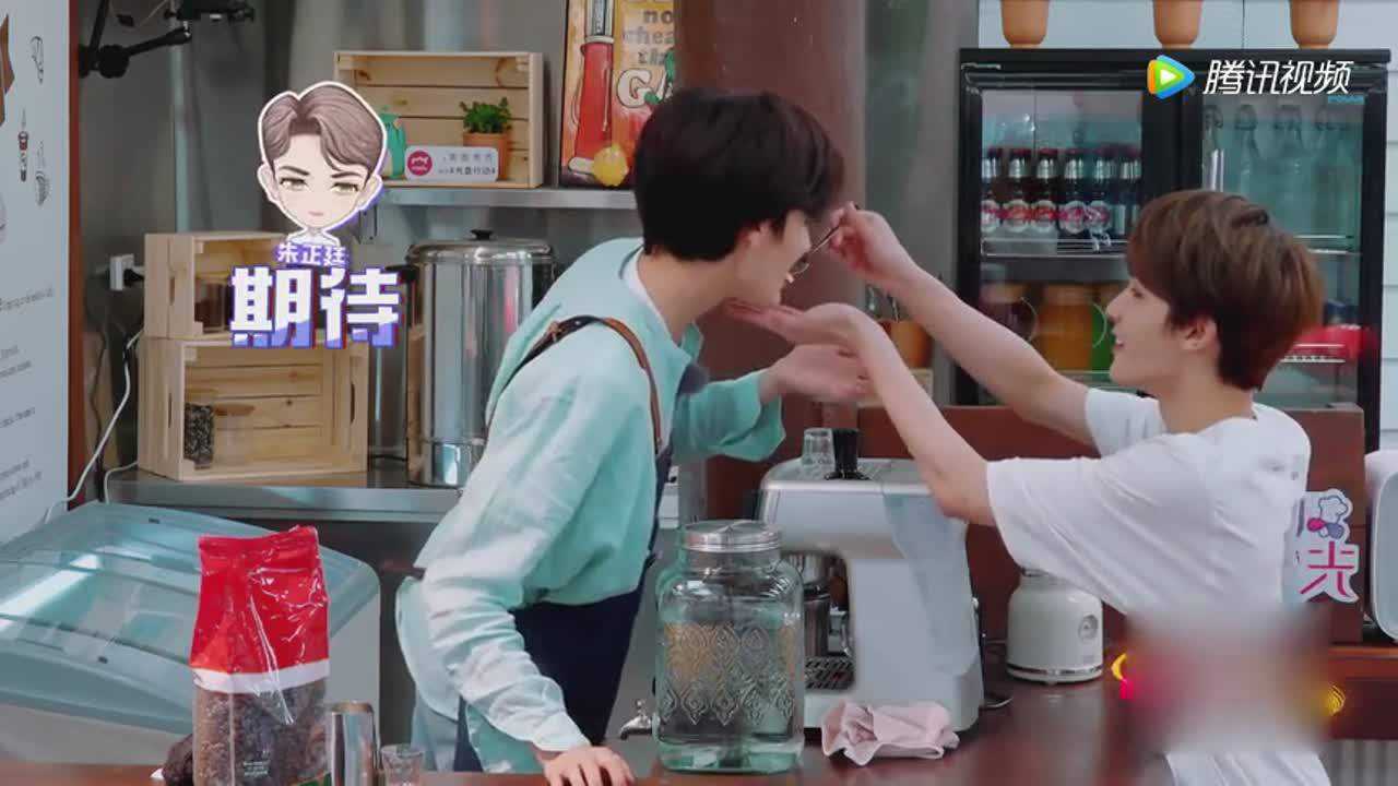 朱正廷大厨上线做西红柿炒鸡蛋喂justin试吃