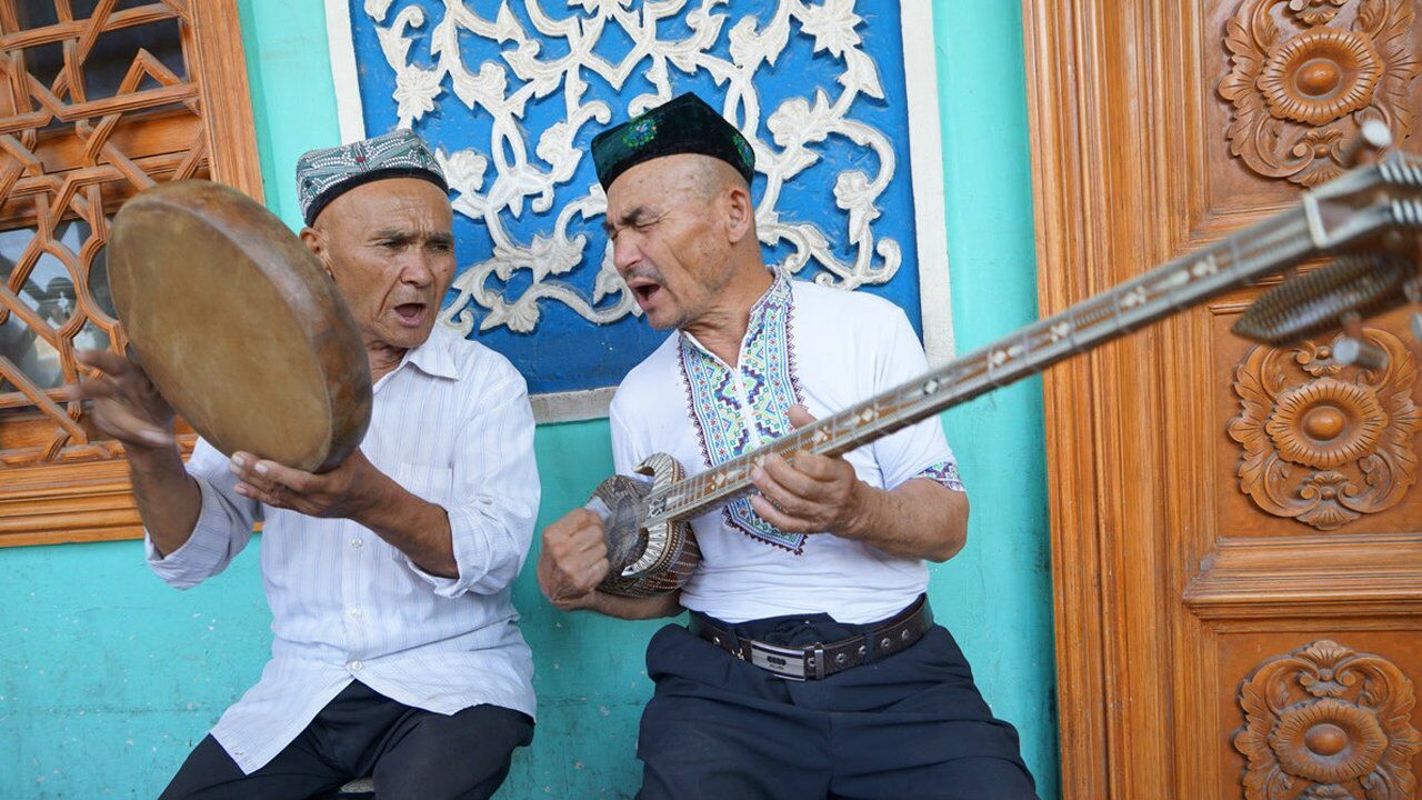 在喀什百年老茶馆听维吾尔老人用热瓦普演奏我们新疆好地方