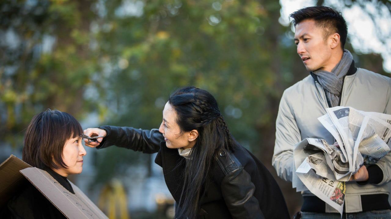 《十二道锋味》张曼玉谢霆锋在英国巴士上品尝司康饼