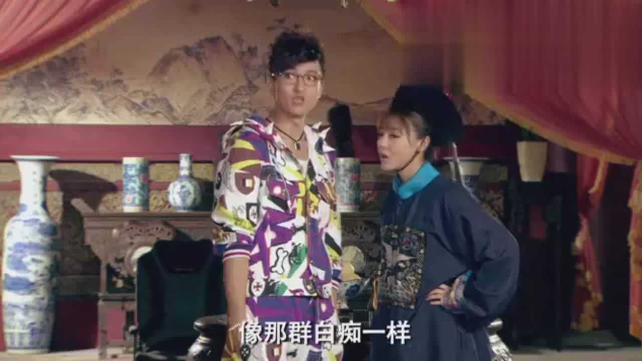 小孩吹嘘自己的往事，被一男子脱裤子打屁股，这是什么情况！_高清