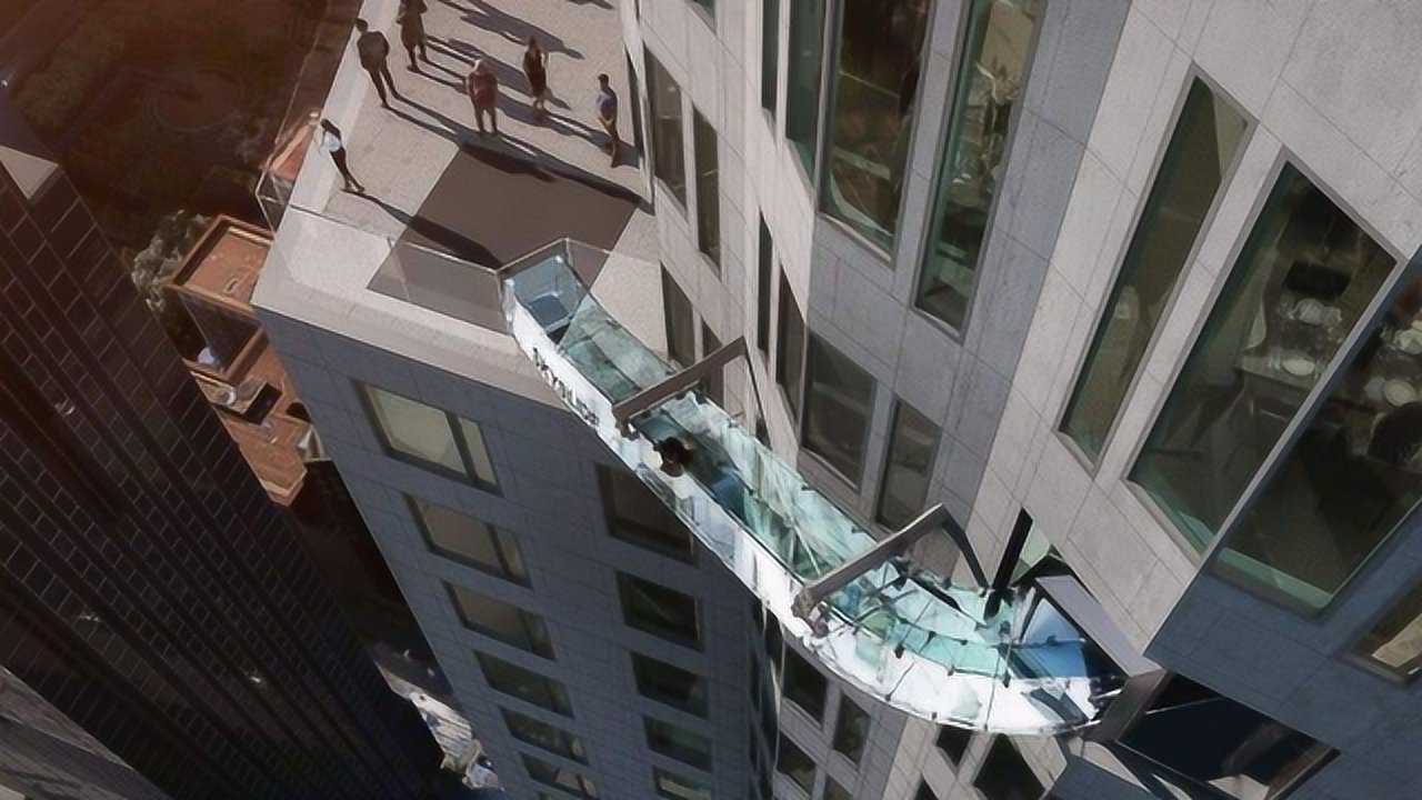 玻璃栈道吓人?那是你没有看到这玻璃滑梯,从70楼往下滑!