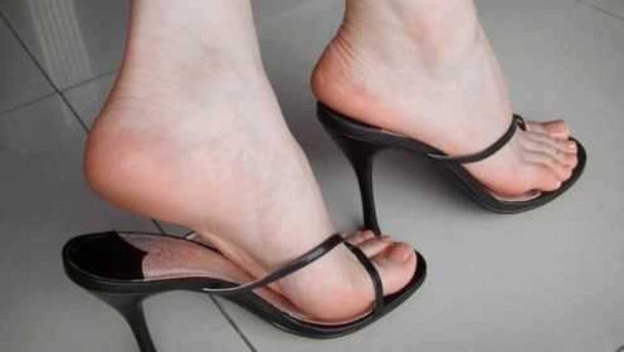 美女漂亮光脚丫系列:最好看的脚丫子,中午午休的时候自恋拍一段