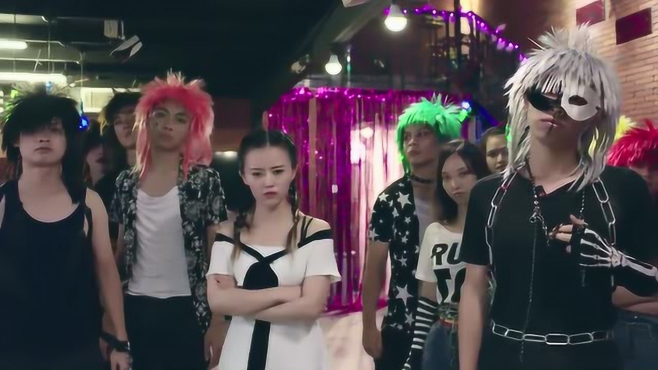 校花的泳装派对:小伙子无意闯入葬爱家族,居然见到自己的女神?