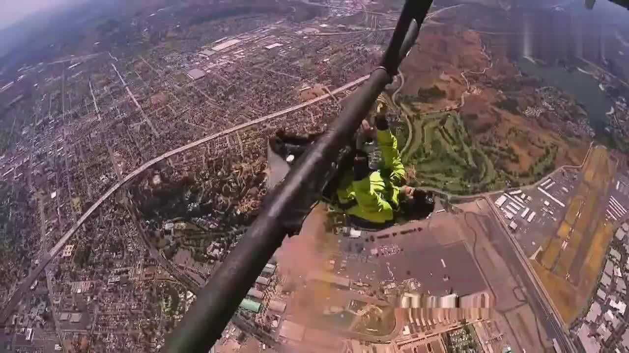 牛人从万米高空瞬间跳下下一秒让人看着心惊肉跳网友太牛了