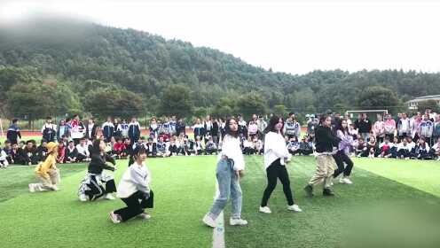 小姐姐操场大方跳舞，看动作就知道人家为什么能站C位！ - 腾讯视频