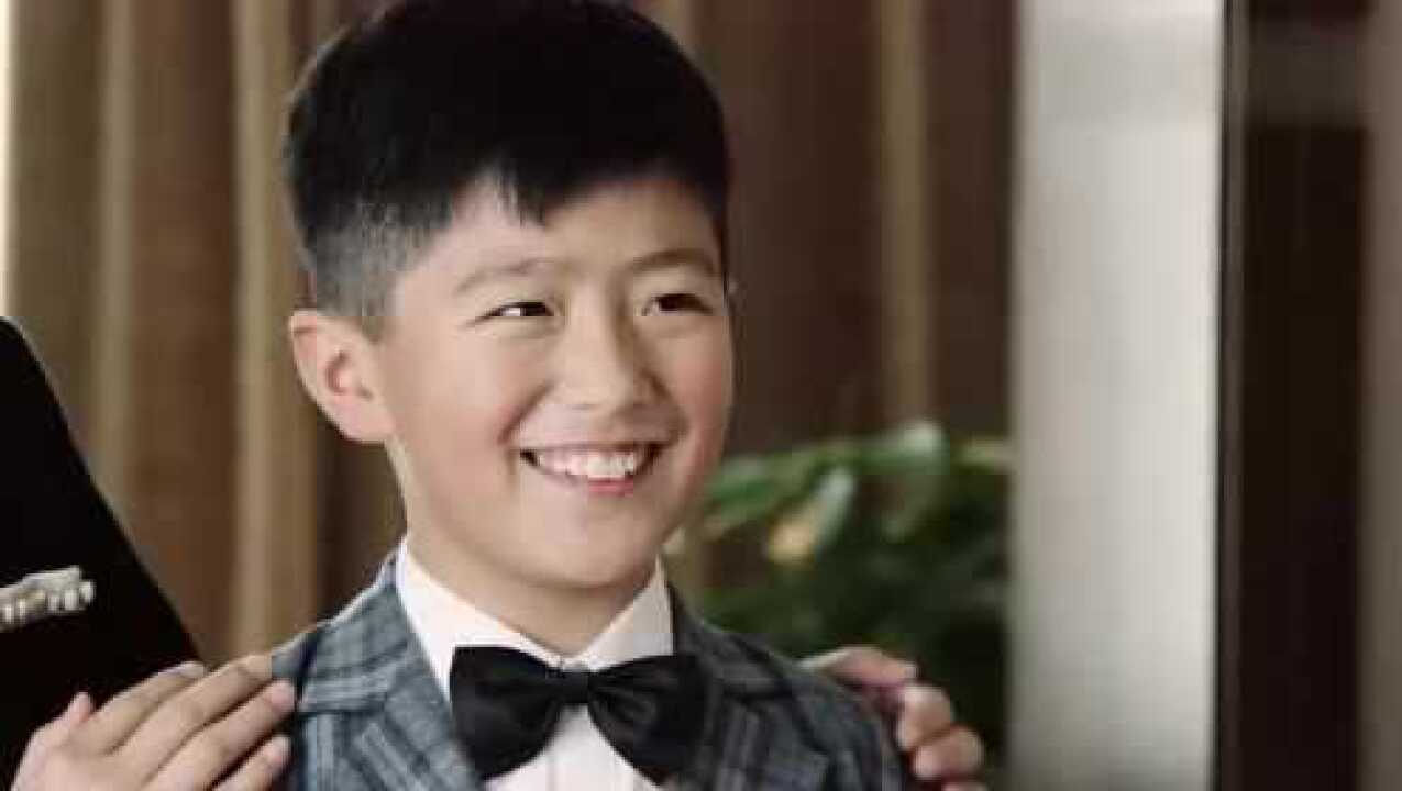 傻柱儿子看傻柱小时候照片还笑了起来两个人长得真像
