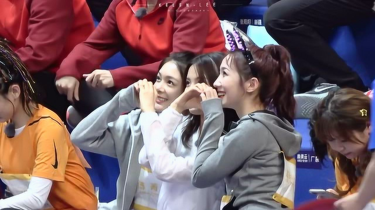 超新星全运会现场火箭少女101孟美岐杨超越傅菁三人互动比心