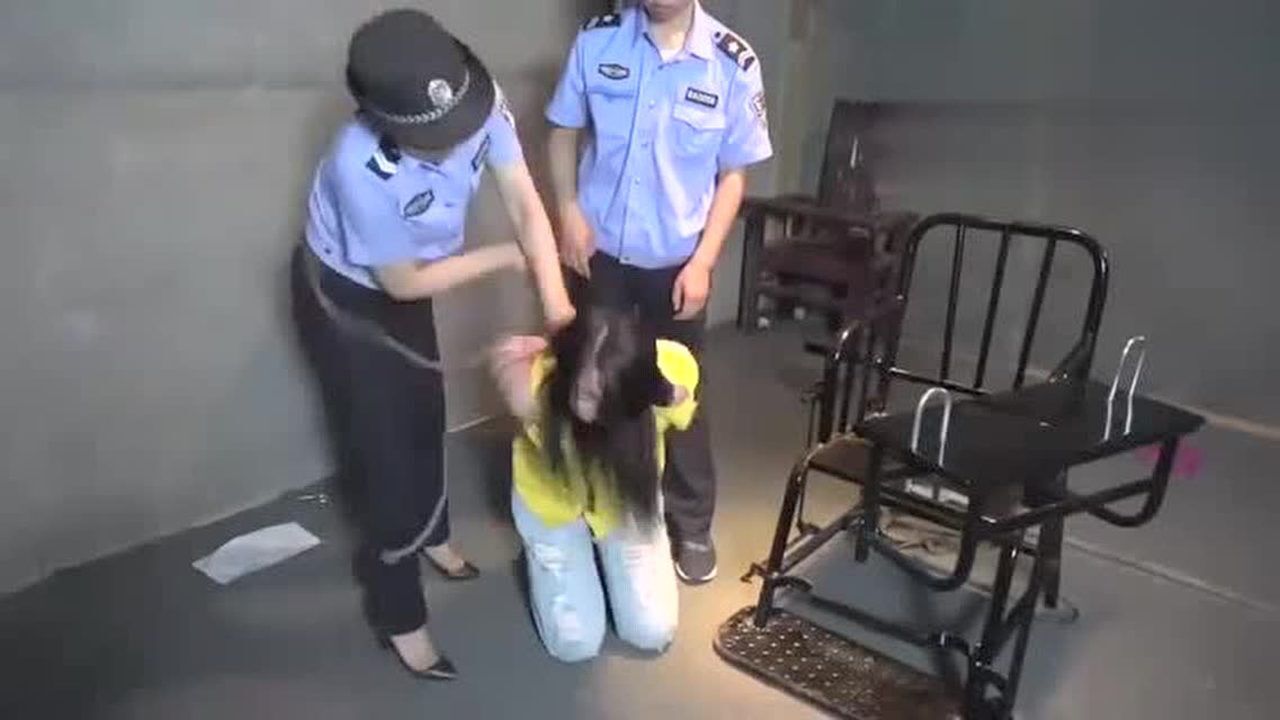 梨花雨：女囚嘴硬挑衅狱警，只是被捆绑起来至于这样大叫吗？_高清