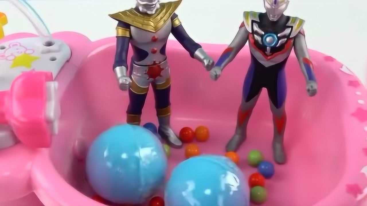 儿童玩具;两只奥特曼在买到的泡澡球里泡澡