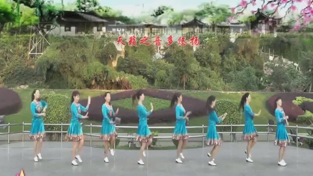 广场舞吹起民族风,一曲《情醉芙蓉凰》飘逸洒脱,简单轻松好上手