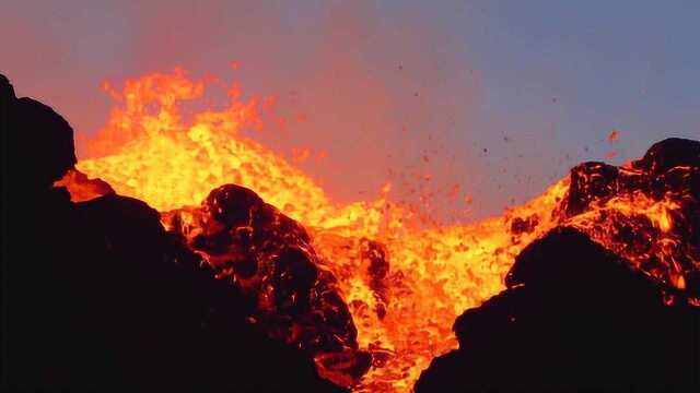 火山爆发威力有多猛?男子冒死拍下视频,现场画面十分震撼!