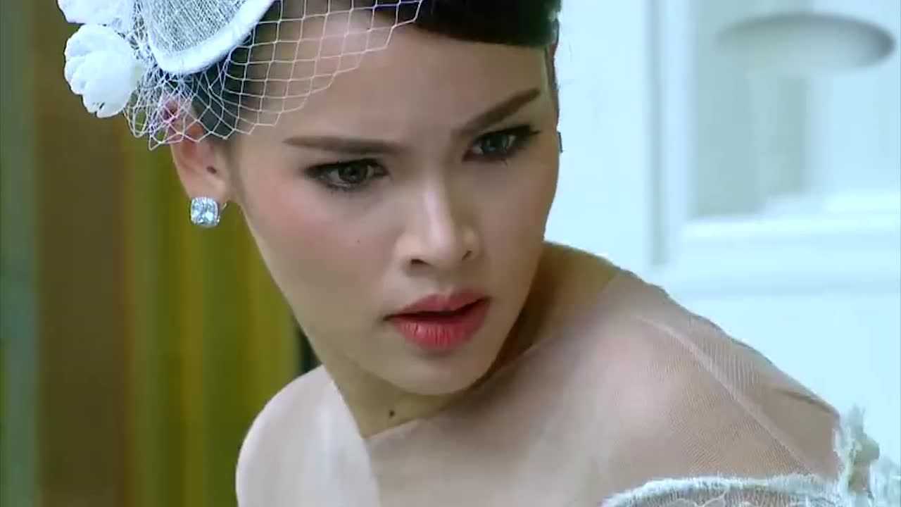 泰剧《公主罗曼史》公主在剪彩的时候被人追杀,拉维及时赶来救了她