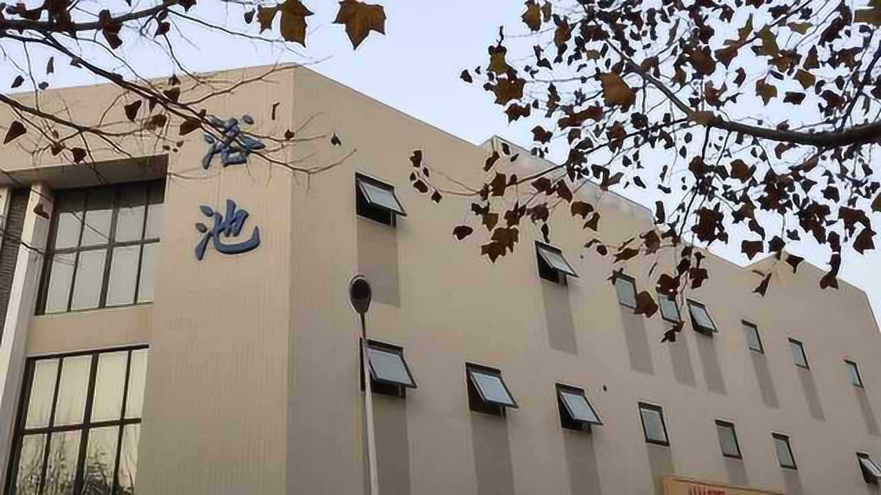 操碎心！大学生在澡堂洗澡常晕倒，学校贴条劝吃饭_高清
