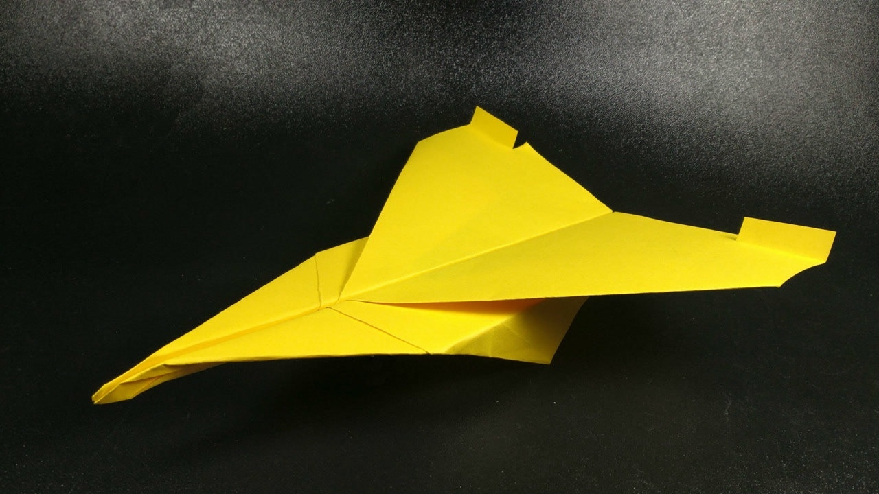外形酷似战斗机的纸飞机,飞得很远,折法也比较简单