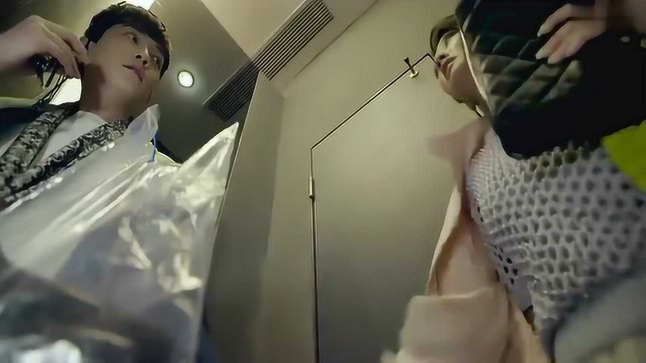 美女更衣室换衣服，男子就看着美女换，还说又不是没见过_腾讯视频