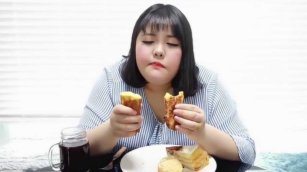 韩国吃播咀嚼音,秀彬大口吃甜品!草莓蛋糕千层蛋糕太棒了吧!