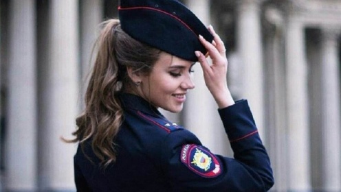 俄罗斯女警察一个比一个漂亮，月收入相当于人民币3000元