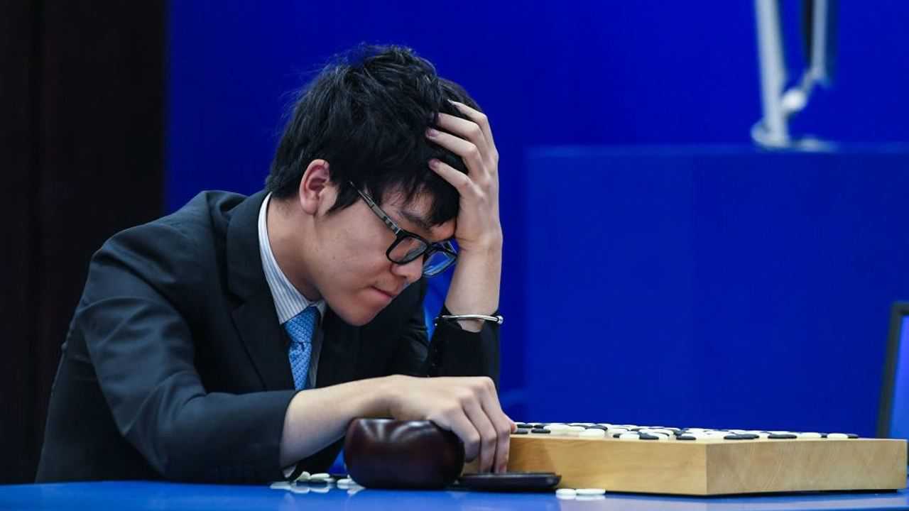 围棋冠军柯洁首度回应与阿尔法狗对战,人类不值得,费电
