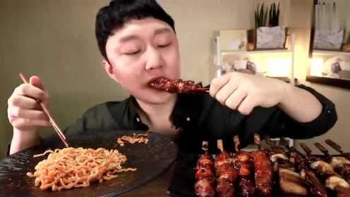 韩国吃播屋顶小哥 吃骨肉相连串串和方便面美食 吃播君不太胖的微博视频