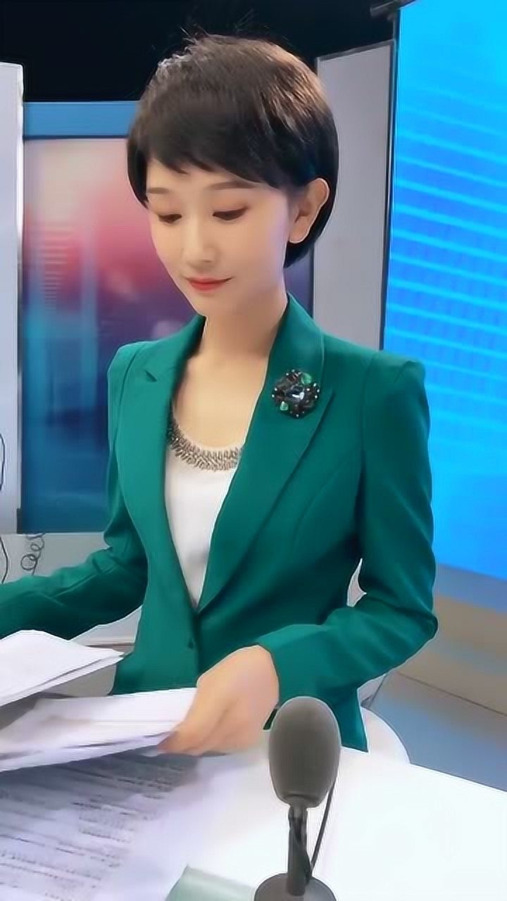短发主持人也可以很可爱