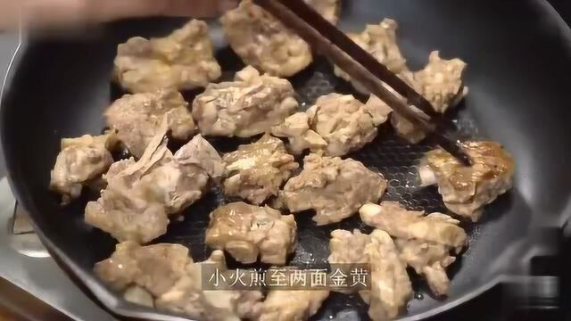 金黄香脆的双椒煎排骨,做法简单,营养满分!