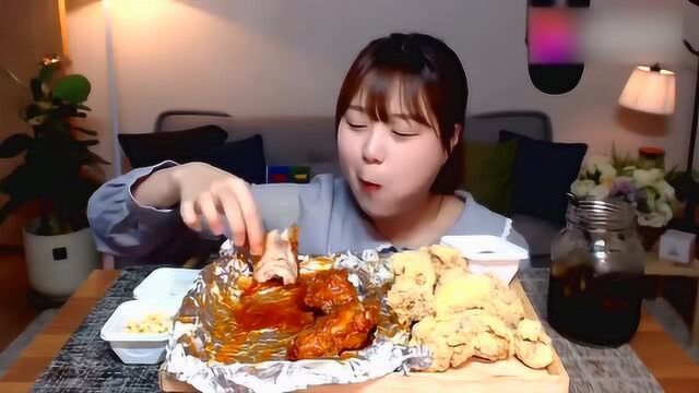 韩国孝宁小妹吃炸鸡,酥皮肉多特别顶饱呐