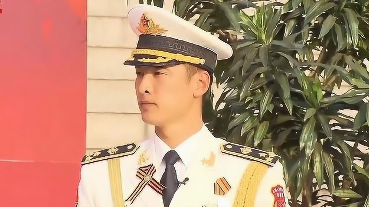 三军仪仗队海刀孙国祥展示军刀礼动作干净漂亮不一般的帅气