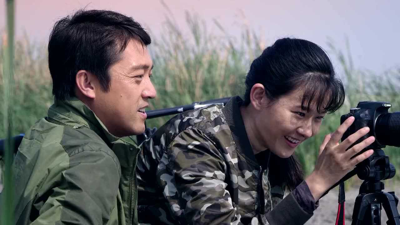 林老师教美女怎么用望远镜观鸟动作亲密美女心猿意马